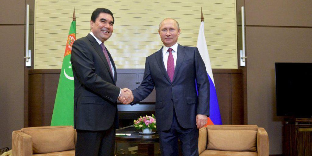 Wladimir Putin (r.) und Gurbanguly Berdimuhamedow am Dienstag in Sotschi beim obligaten Händedruck für die Medien. Wladimir Putin (r.) und Gurbanguly Berdimuhamedow am Dienstag in Sotschi beim obligaten Händedruck für die Medien.