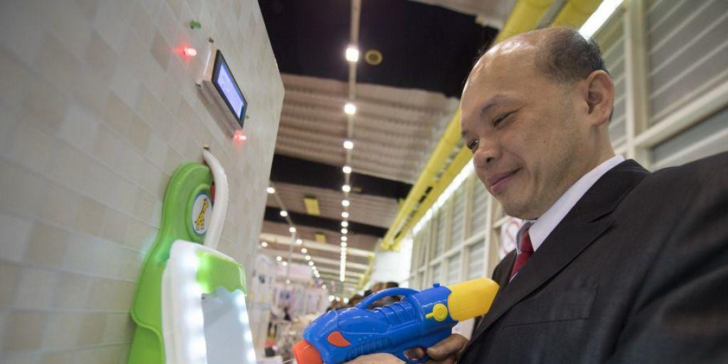 Zwei Taiwanesen präsentieren in Genf ihr Pissoir "Fun scoring urinal". Je näher man steht, desto höher kann man punkten. Zwei Taiwanesen präsentieren in Genf ihr Pissoir "Fun scoring urinal". Je näher man steht, desto höher kann man punkten.