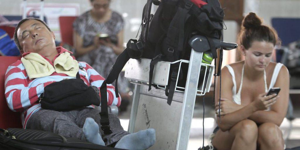Gestrandete Passagiere warten auf dem internationalen Flughafen der Ferieninsel Bali auf die Weiterreise. Bis Donnerstag wird am Flughafen wegen der Aschewolken aus dem Vulkan Rinjani auf der Nachbarinsel Lombok der Betrieb eingestellt