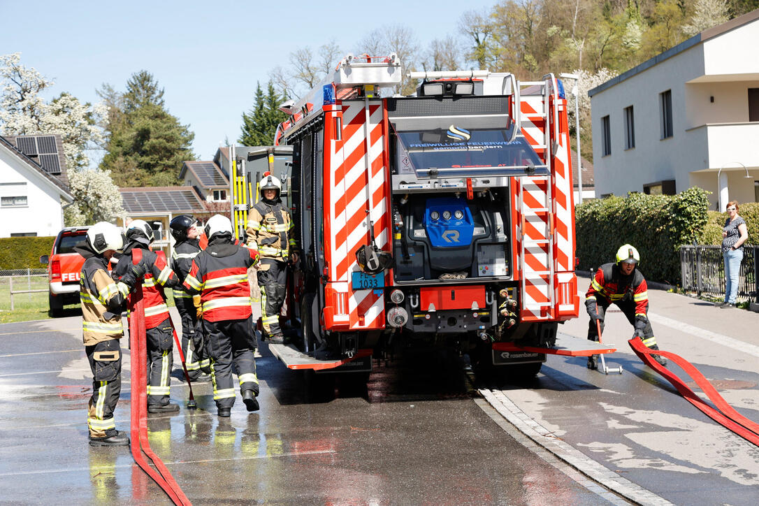 Schluss&uuml;bung beim Kurs f&uuml;r neue Feuerwehrleute beim "Restaurant L&ouml;wen&raquo; in Gamprin-Bendern.