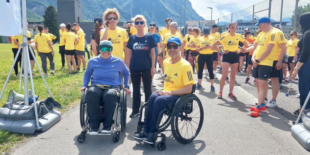 Sarah Hundert und Roland Gasser im vergangenen Jahr mit vielen Teilnehmern des Wings for life-Charitylauf.