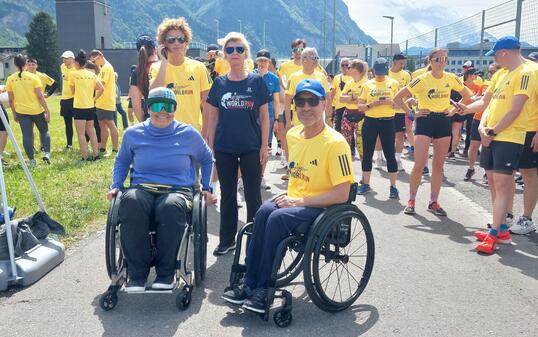 Sarah Hundert und Roland Gasser im vergangenen Jahr mit vielen Teilnehmern des Wings for life-Charitylauf.