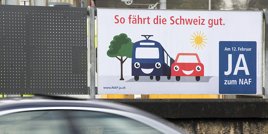 Der Fonds für die Nationalstrassen und den Agglomerationsverkehr (NAF) ist bei den Stimmberechtigten auf Anklang gestossen. Sämtliche Kantone stimmten zu. (Archivbild) Der Fonds für die Nationalstrassen und den Agglomerationsverkehr (NAF) ist bei den Stimmberechtigten auf Anklang gestossen. Sämtliche Kantone stimmten zu. (Archivbild)
