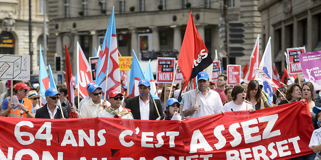 Rund 700 Personen haben am Samstagnachmittag in Lausanne lautstark und farbenfroh gegen die von Bundesrat Alain Berset vorgeschlagene AHV-Reform demonstriert Rund 700 Personen haben am Samstagnachmittag in Lausanne lautstark und farbenfroh gegen die von Bundesrat Alain Berset vorgeschlagene AHV-Reform demonstriert