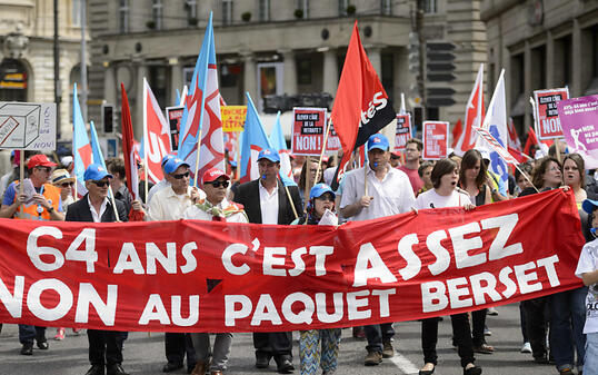 Rund 700 Personen haben am Samstagnachmittag in Lausanne lautstark und farbenfroh gegen die von Bundesrat Alain Berset vorgeschlagene AHV-Reform demonstriert