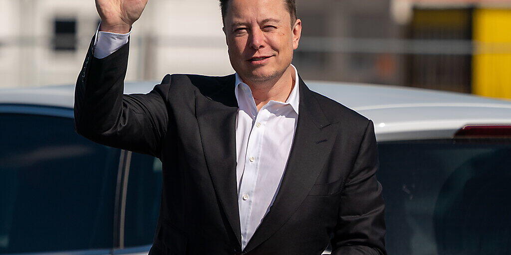 Tesla-Chef Elon Musk versucht die Erwartungen bei der Weiterentwicklung von Batterien zu dämpfen, was sich umgehend auf die Tesla-Aktien auswirkt. (Archivbild)