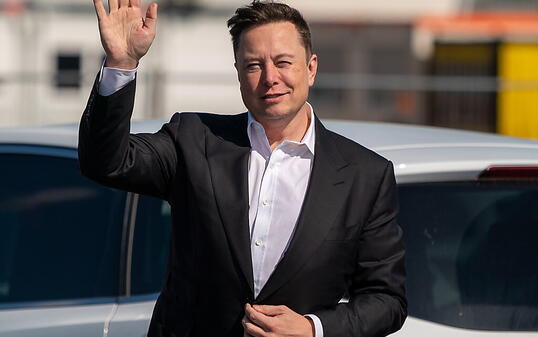 Tesla-Chef Elon Musk versucht die Erwartungen bei der Weiterentwicklung von Batterien zu dämpfen, was sich umgehend auf die Tesla-Aktien auswirkt. (Archivbild)