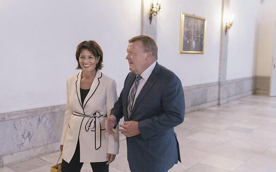 Bundespräsidentin Doris Leuthard wird vom dänischen Ministerpräsidenten Lars Lökke Rasmussen in seinem Amtssitz in Schloss Christiansborg in Kopenhagen empfangen.