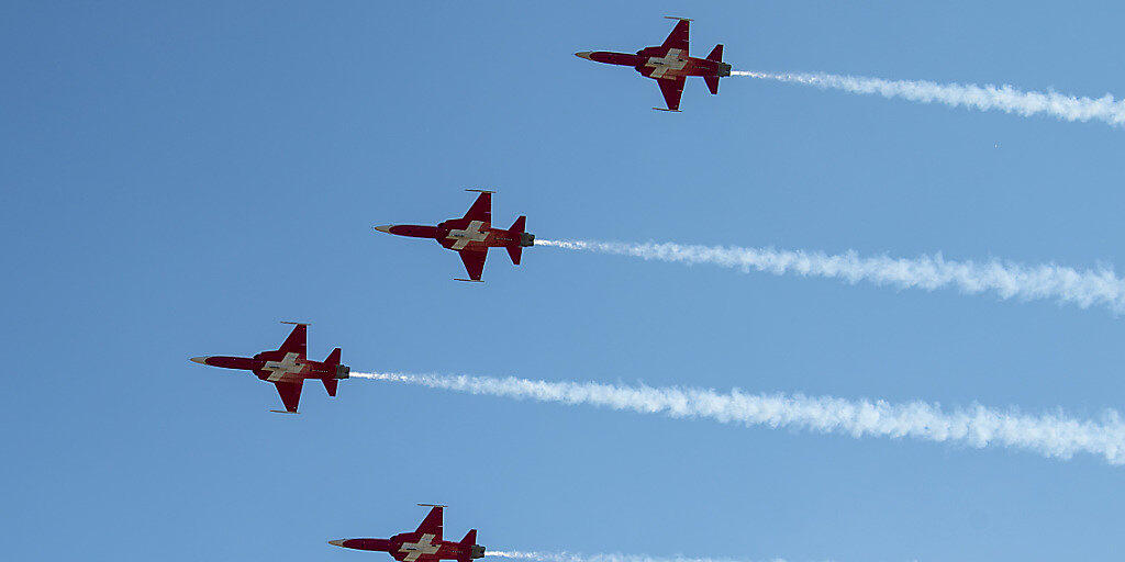 Gegen einen Piloten der Kunstflugstaffel "Patrouille Suisse" wird im Zusammenhang mit einem Unfall in den Niederlanden eine Voruntersuchung eingeleitet. (Archivbild) Gegen einen Piloten der Kunstflugstaffel "Patrouille Suisse" wird im Zusammenhang mit einem Unfall in den Niederlanden eine Voruntersuchung eingeleitet. (Archivbild)