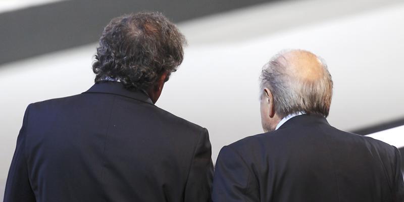 Michel Platini und Sepp Blatter stehen mit dem Rücken zur Wand