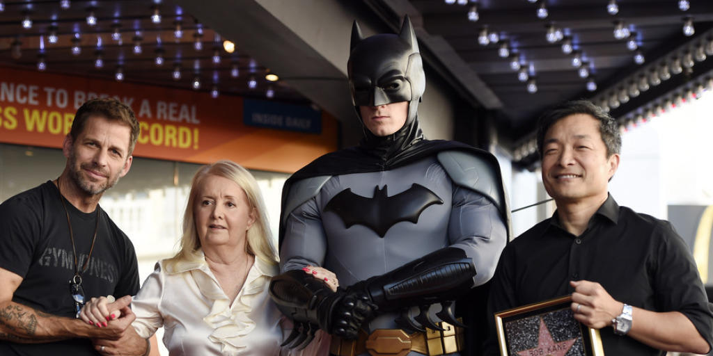 Ein neuer Stern auf dem Walk of Fame: Elizabeth Kane, die Witwe von Batman-Erfinder Bob Kane, posiert im Namen ihres posthum geehrten Mannes mit "Batman v Superman: Dawn of Justice"- Regisseur Zack Snyder (links), Batman und dem Künstler Jim Lee.