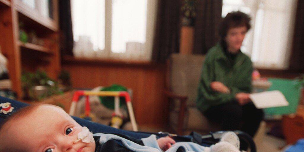 Eine Babysitterin betreut zu Hause das Kleinkind, während die Eltern an der Gemeindeversammlung teilnehmen: Dieses Modell testet die Gemeinde Court BE. (Archivbild) Eine Babysitterin betreut zu Hause das Kleinkind, während die Eltern an der Gemeindeversammlung teilnehmen: Dieses Modell testet die Gemeinde Court BE. (Archivbild)