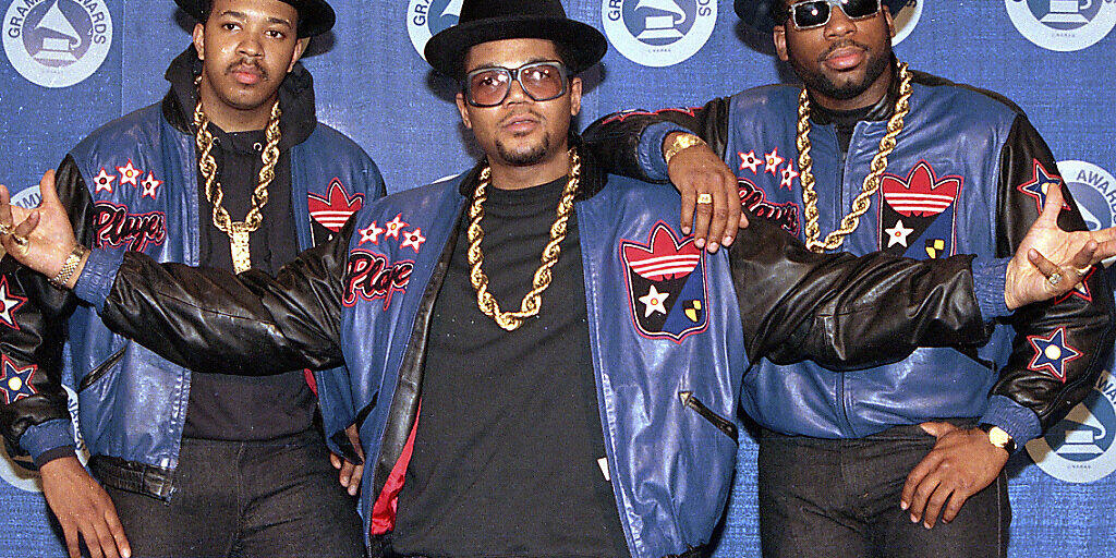 ARCHIV - Die Rap-Gruppe Run-DMC: Joseph «Run» Simmons (L-r), Darryl «DMC» McDaniels und Jason Mizell «Jam Master Jay», treffen 1988 zur 31. Verleihung der Grammy Awards ein. Foto: Mark Lennihan/AP/dpa