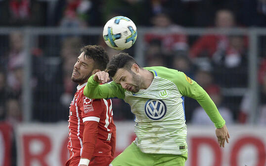 Penalty-Verschulder Renato Steffen (r.) im Kopfball-Duell mit Bayerns Juan Bernat