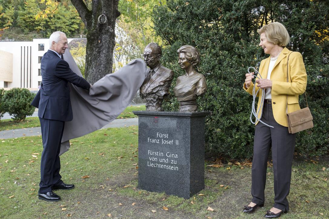 Enthüllung Fürstenpaar-Büste, Vaduz