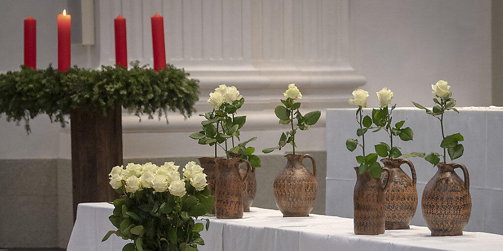 Wasserkrüge und weisse Rosen als Symbol für die sieben Opfer der Brandtragödie in Solothurn: 800 Menschen nahmen an einem Gedenkanlass in der St. Ursen-Kathedrale teil.