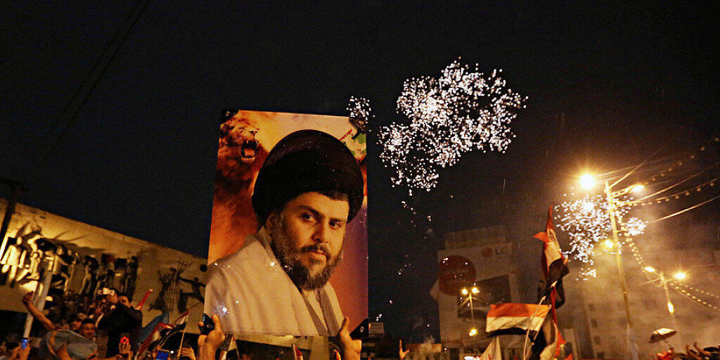 Anhänger des schiitischen Geistlichen Muktada al-Sadr feiern in Bagdad. Der 44-Jährige hat wie erwartet die Parlamentswahl im Irak gewonnen. (Archiv)