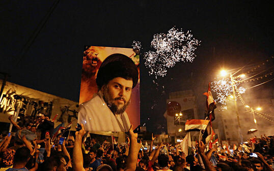 Anhänger des schiitischen Geistlichen Muktada al-Sadr feiern in Bagdad. Der 44-Jährige hat wie erwartet die Parlamentswahl im Irak gewonnen. (Archiv)