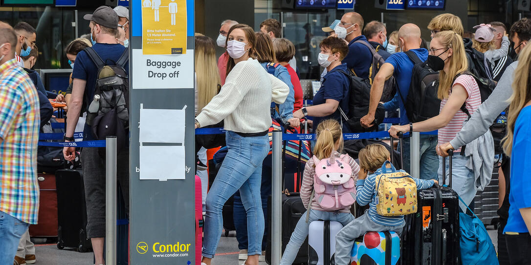 Familie, PCR, Test, PCR-Test, QR-Code, bereithalten, Condor, Koffer, Gepaeck, Reisegepaeck, Gepaeckaufgabe, Ferien, Ferienstart, Ferienbeginn, Sommerferien, Sommerferienstart, Checkin, Check in, stehen, Reise, reisen, Urlaubsreise, Flugreise, Flugreisen, f Familie, PCR, Test, PCR-Test, QR-Code, bereithalten, Condor, Koffer, Gepaeck, Reisegepaeck, Gepaeckaufgabe, Ferien, Ferienstart, Ferienbeginn, Sommerferien, Sommerferienstart, Checkin, Check in, stehen, Reise, reisen, Urlaubsreise, Flugreise, Flugreisen, f