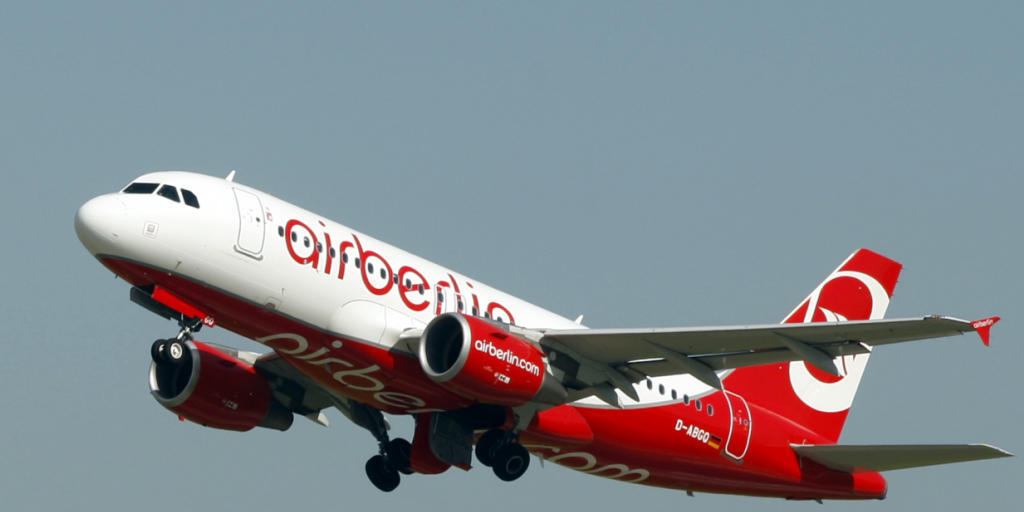 Airberlin steckt seit Jahren in der Krise. Das bekommen nun die Passagiere zu spüren: Für die Cola oder das Sandwich an Bord müssen sie künftig extra bezahlen. Airberlin steckt seit Jahren in der Krise. Das bekommen nun die Passagiere zu spüren: Für die Cola oder das Sandwich an Bord müssen sie künftig extra bezahlen.