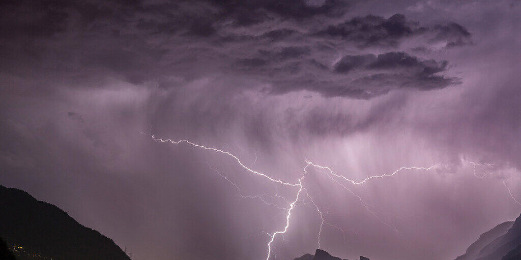 Genfer Forscher wollen Blitze mit Lasern beeinflussen. Anfang April startet in der Ostschweiz die Testphase. (Symbolbild)