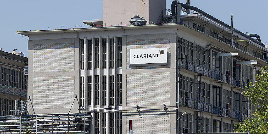 Der Chemiekonzern Clariant - im Bild das Chemiewerk in Muttenz BL - bekommt die Folgen der Coronakrise ebenfalls zu spüren. (Archivbild)