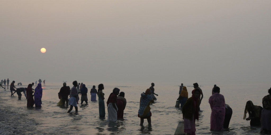 Hindus baden während eines religiösen Fests in einem Fluss - bei einem solchen Fest sind mehrere Menschen gestorben (Symbolbild) Hindus baden während eines religiösen Fests in einem Fluss - bei einem solchen Fest sind mehrere Menschen gestorben (Symbolbild)