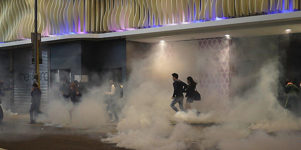 Die Sicherheitskräfte haben an Heiligabend in Hongkong erneut vielerorts Tränengas eingesetzt.