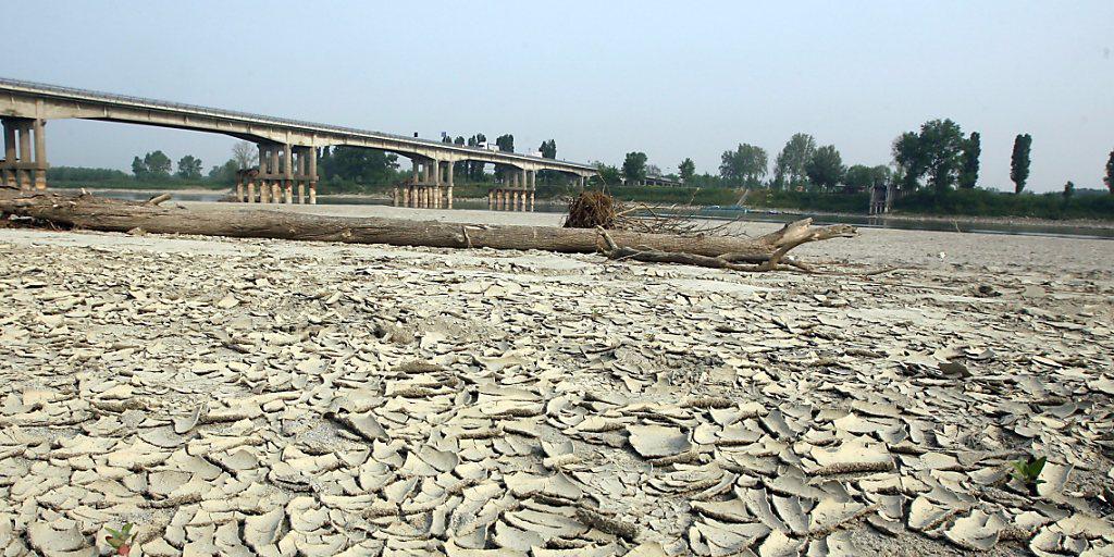 Das ausgetrocknete Flussbett des Po während einer Dürreperiode im Jahr 2007. Auch dieses Jahr ist der Pegelstand des Po auf einen Tiefstand gefallen (Archiv).