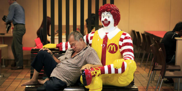 Ronald McDonald in einem Warenhaus in Singapur Ronald McDonald in einem Warenhaus in Singapur