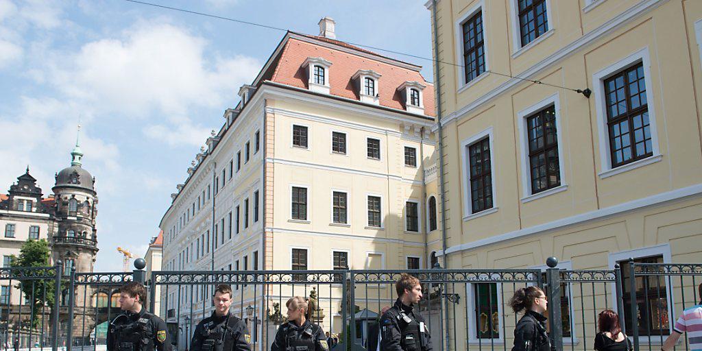 Sicherheitsleute vor dem abgesperrten Hotel Taschenbergpalais Sicherheitsleute vor dem abgesperrten Hotel Taschenbergpalais
