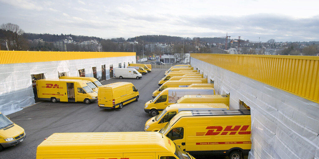 Die Post erhält hierzulande Konkurrenz im boomenden Paketmarkt. Der deutsche Paketdienst DHL plant ein eigenes Netz mit 1000 Abholstellen. (Archivbild)