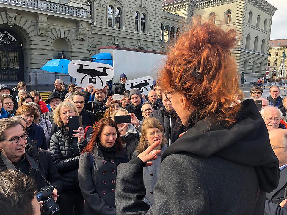 Autorin Sibylle Berg (im Vordergrund) bei der Lancierung des Referendums gegen das Gesetz zur Überwachung von Sozialversicherten.