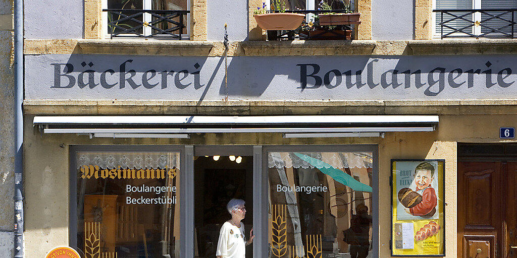 Der Kanton Bern sollte laut einer Expertenkommission seine Zweisprachigkeit konsequent zur Schau stellen - wie diese Bäckerei in Biel. (Archivbild)