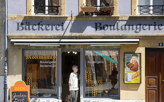Der Kanton Bern sollte laut einer Expertenkommission seine Zweisprachigkeit konsequent zur Schau stellen - wie diese Bäckerei in Biel. (Archivbild)
