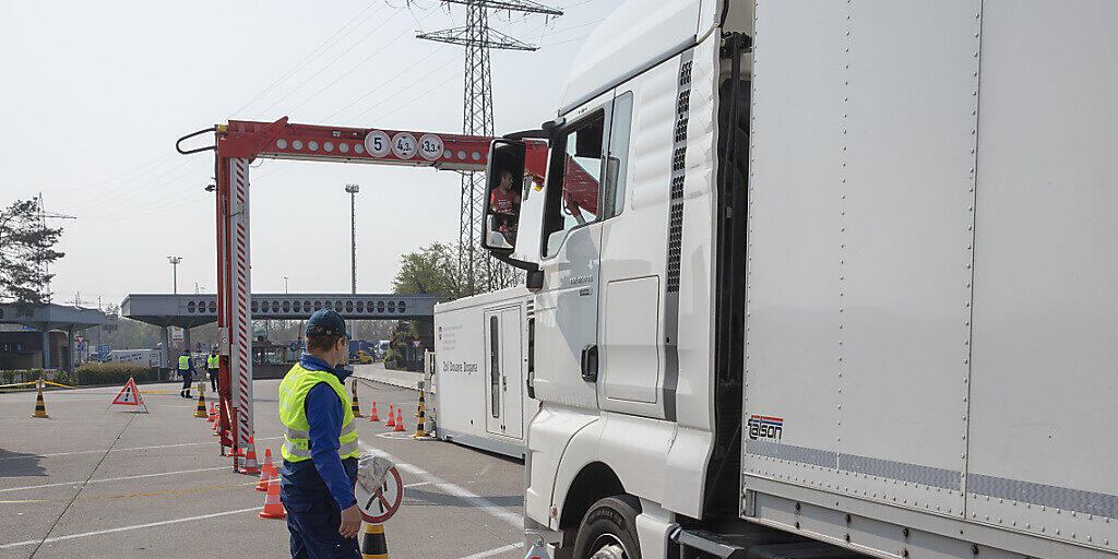 Ein Schweizer Transportunternehmen hat gegen das Kabotageverbot verstossen, indem es 47 ausländische Firmen mit unverzollten Fahrzeugen mit Transporten im Inland beauftragte. (Themenbild)