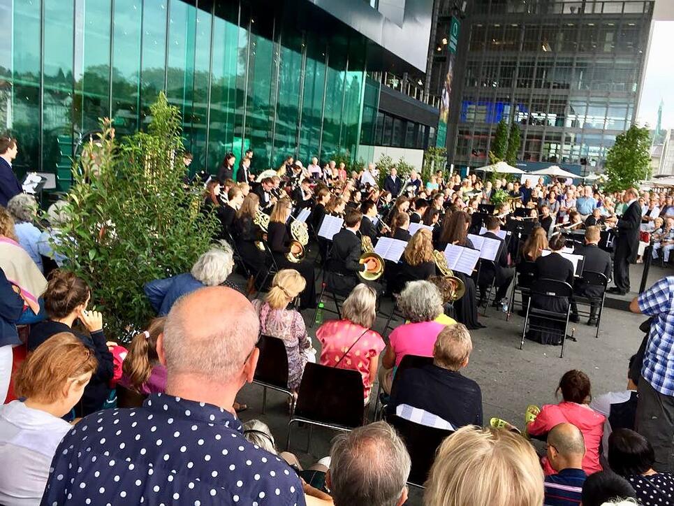Das britische Jugendorchester spielt ein Gratiskonzert zum Auftakt des diesjährigen Lucerne Festivals unter dem schützenden, weitausragenden KKL-Dach.
