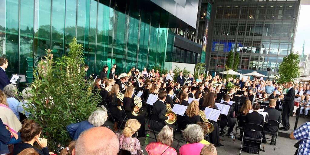 Das britische Jugendorchester spielt ein Gratiskonzert zum Auftakt des diesjährigen Lucerne Festivals unter dem schützenden, weitausragenden KKL-Dach.