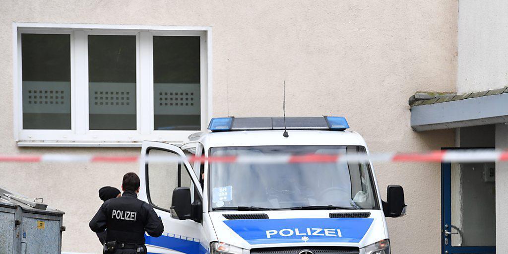 Polizisten vor dem abgesperrten Wohnblock in Chemnitz.