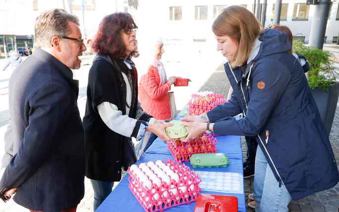 Karfreitagseierverkauf auf dem Dorfplatz von Eschen