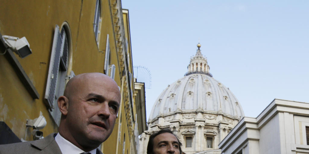 Die italienischen Journalisten Gianluigi Nuzzi (links) und Emiliano Fittipaldi beim Verlassen der Vatikanstadt. Sie müssen sich - wie drei Informanten - wegen Diebstahls und Veröffentlichung vertraulicher Dokumente vor Gericht verantworten.