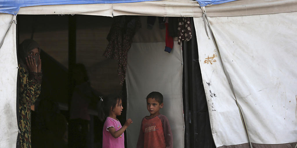 Temperaturen von über 50 Grad müssen Familien, die die Flucht aus dem umkämpften Al-Rakka überlebt haben, in den Camps vor der Stadt aushalten.