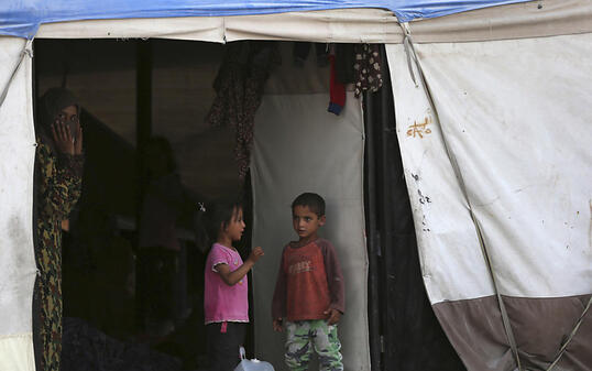Temperaturen von über 50 Grad müssen Familien, die die Flucht aus dem umkämpften Al-Rakka überlebt haben, in den Camps vor der Stadt aushalten.