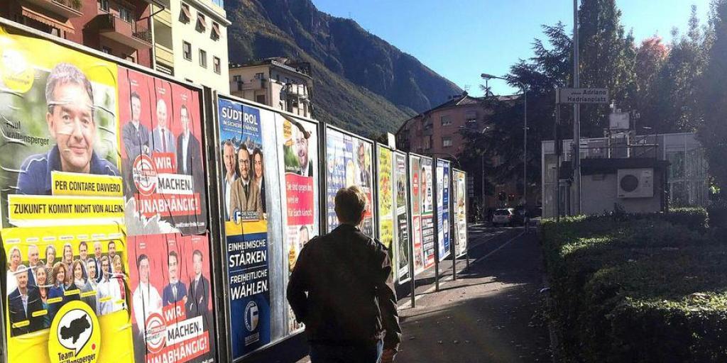 Wahlplakate der Parteien am Sonntag in Bozen.