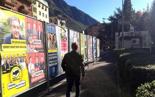 Wahlplakate der Parteien am Sonntag in Bozen.