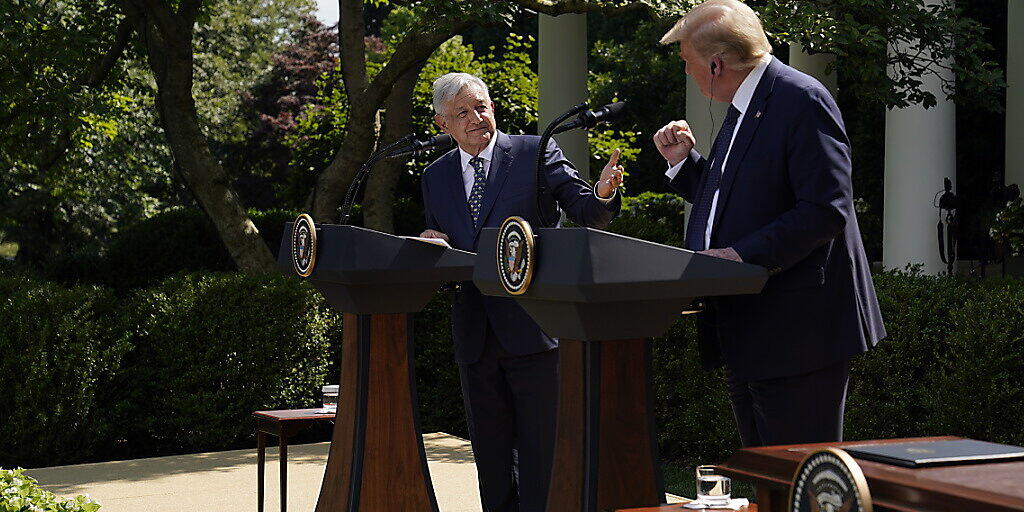 US-Präsident Donald Trump und sein mexikanischer Kollege Andres Manuel Lopez Obrador feiern das neue nordamerikanische Freihandelsabkommen, das Trump als "historischen Sieg" bezeichnete. (Foto: Evan Vucci/AP/KEYSTONE-SDA)