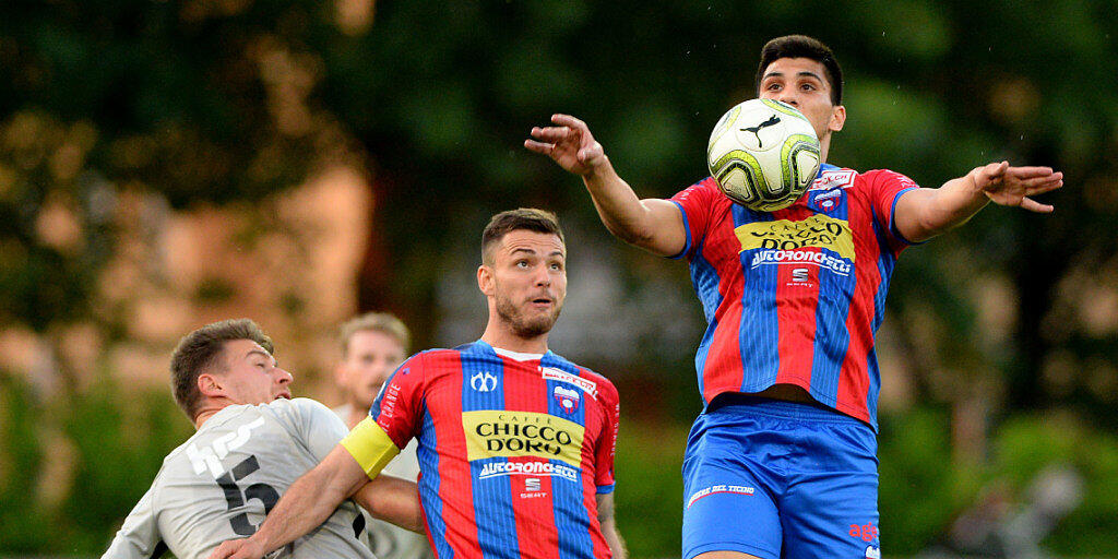 So sah es in Chiasso oft aus: Der Aarauer Giuseppe Leo (links) wird von den Chiassesen Zoran Josipovic (Mitte) und Rodrigo Pollero abgedr&auml;ngt