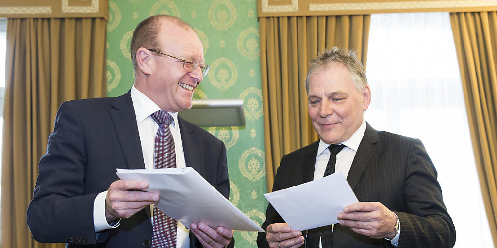 Der SVP-Nationalrat Jean-Luc Addor (links) am Montag bei der Übergabe der Unterschriften an den Präsidenten der Walliser Regierung, Jacques Melly (CVP).