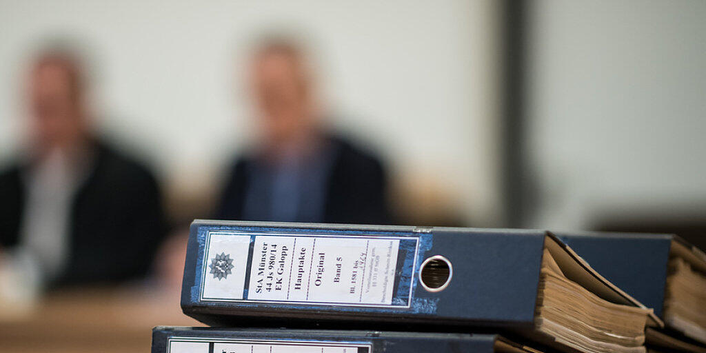 Aktenordner in einem Korruptionsprozess in Deutschland. Das nördliche Nachbarland der Schweiz belegt im neuen Transparency-Bericht bezüglich Korruption Rang 13. (Symbolbild)