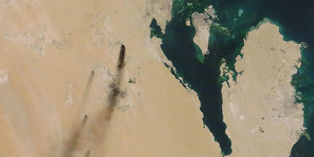 Das Satellitenbild der Nasa zeigt Brände nach einem Drohnenangriff auf zwei wichtige Ölanlagen im Osten Saudi-Arabiens. Die jemenitischen Huthi-Rebellen bekannten sich zu dem Angriff. Die Halbinsel rechts im Bild ist Katar, bei der Insel handelt es sich um Bahrain. Das Satellitenbild der Nasa zeigt Brände nach einem Drohnenangriff auf zwei wichtige Ölanlagen im Osten Saudi-Arabiens. Die jemenitischen Huthi-Rebellen bekannten sich zu dem Angriff. Die Halbinsel rechts im Bild ist Katar, bei der Insel handelt es sich um Bahrain.